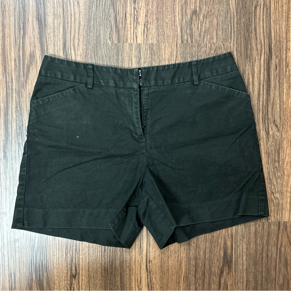 Ann Taylor Size 6 Women’s Cotton Black Shorts w/Zipper, Clasp, & Button Closure